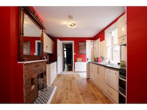 Maison (4 Bedrooms) | Cuisine privée | Réfrigérateur grande capacité avec congélateur, four à micro-ondes