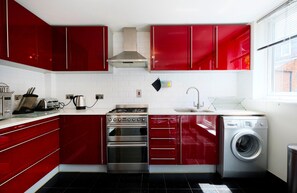 Full-size fridge, microwave, coffee/tea maker, cookware/dishes/utensils - Spacious & Chic Central London Flat for 4 (London)