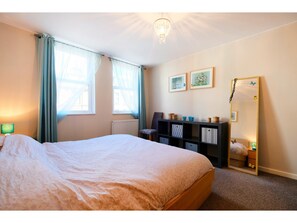 2 bedrooms, iron/ironing board, free WiFi - Spacious & Chic Central London Flat for 4 (London)