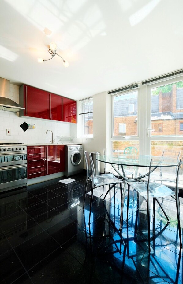 2 bedrooms, iron/ironing board, free WiFi - Spacious & Chic Central London Flat for 4 (London)