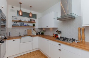 Apartment (2 Bedrooms) | Private kitchen | Full-size fridge, microwave, oven, stovetop - Spacious, Stylish 2BR Flat For 4 in Leith Walk (Edinburgh)