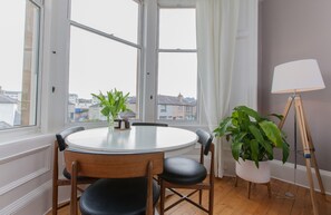 Apartment (2 Bedrooms) | In-room dining - Spacious, Stylish 2BR Flat For 4 in Leith Walk (Edinburgh)