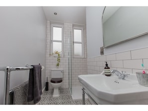 Bathroom - Spacious, Stylish 2BR Flat For 4 in Leith Walk (Edinburgh)