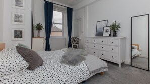 2 habitaciones, escritorio y tabla de planchar con plancha 