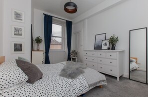 公寓 (2 Bedrooms) | 2 多间卧室、办公桌、熨斗/熨衣板、床单