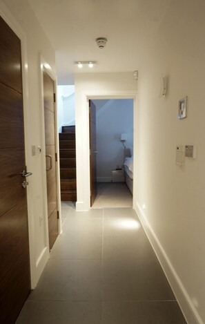 Hallway - Modern, Spacious 2BR Flat in Oxford (Oxford)