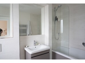 Lägenhet (2 Bedrooms) | Badrum | Badkar och dusch, gratis toalettartiklar, hårtork och handdukar