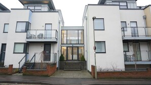 Front of property - Modern, Spacious 2BR Flat in Oxford (Oxford)