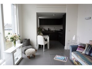 Apartment (2 Bedrooms) | Wohnbereich | 40-Zoll-Smart-TV mit Satellitenempfang, Fernseher, Netflix