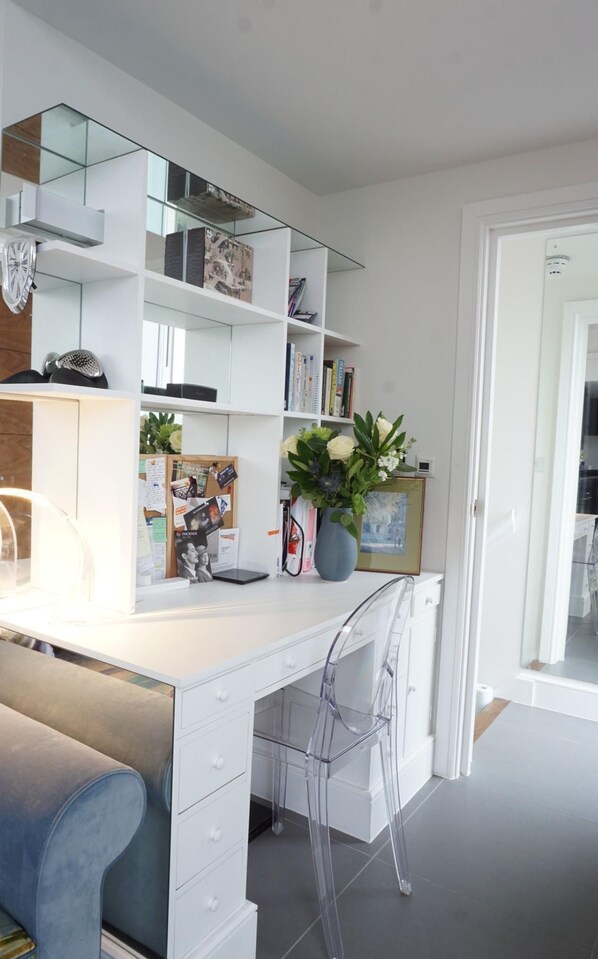 Apartment (2 Bedrooms) | Essbereich im Zimmer