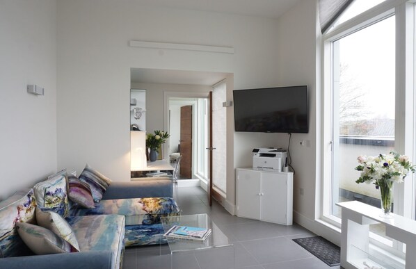 アパートメント (2 Bedrooms) | リビング エリア | 40 インチのスマートテレビ (衛星放送視聴可)、テレビ、Netflix