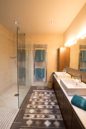 House (5 Bedrooms) | Bathroom | Free toiletries, hair dryer, towels - Stunning 5 Bed Garden Home - Oxford (Oxford)