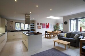 House (5 Bedrooms) | Living area