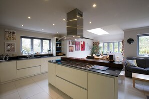 Casa (5 Bedrooms) | Cocina privada | Refrigerador con congelador, horno, parrilla de estufa y tostadora