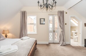 House (2 Bedrooms) | 2 bedrooms, iron/ironing board, free WiFi, bed sheets - Traditional, Stunning and Spacious 2BR Apt for 4 (York)