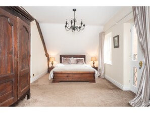 2 bedrooms, iron/ironing board, free WiFi, bed sheets - Traditional, Stunning and Spacious 2BR Apt for 4 (York)
