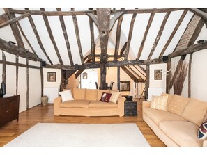 House (2 Bedrooms) | Living area