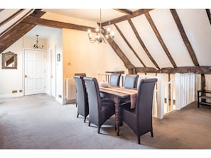 House (2 Bedrooms) | In-room dining