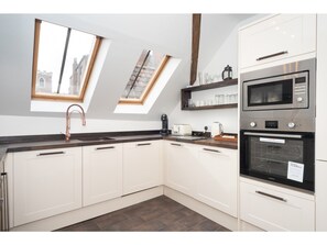 Private kitchen - Traditional, Stunning and Spacious 2BR Apt for 4 (York)