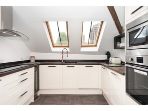 House (2 Bedrooms) | Private kitchen | Full-sized fridge, microwave, oven, stovetop