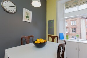 In-room dining - Traditional 1BR Tenement in Leith Walk Area for 2 (Edinburgh)