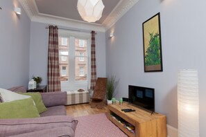 Living area - Traditional 1BR Tenement in Leith Walk Area for 2 (Edinburgh)