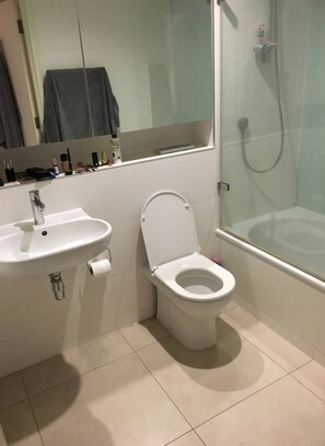 Bathroom - Stylish Flat for 2 in Elephant & Castle (London)