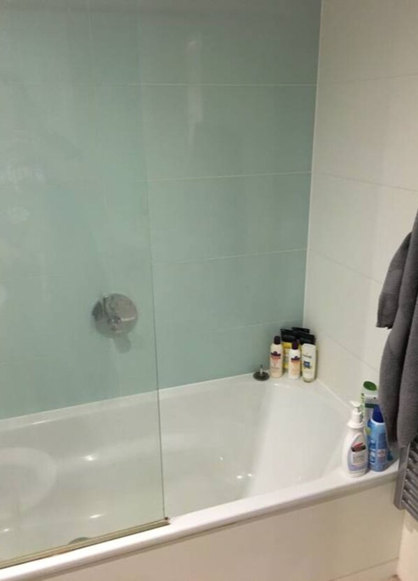 Deep soaking bathtub