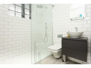 2 bedrooms, iron/ironing board, free WiFi