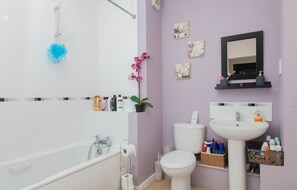 Bathtub dan shower terpisah dan perlengkapan mandi gratis