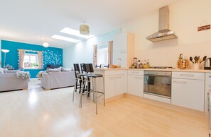 Full-sized fridge, microwave, dishwasher, cookware/dishes/utensils