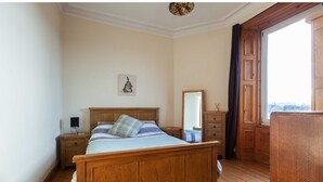 2 bedrooms, iron/ironing board, WiFi (free) - Spacious Leith Flat For 4 W/ Skyline View (Edinburgh)
