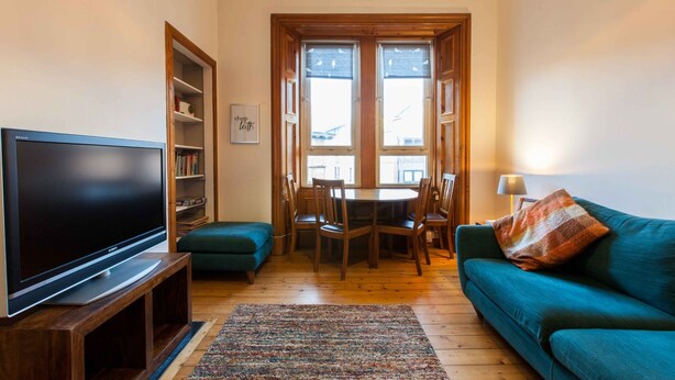 Living area - Spacious Leith Flat For 4 W/ Skyline View (Edinburgh)