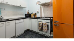 Coffee/tea maker, full-size fridge, microwave, cookware/dishes/utensils - Spacious Leith Flat For 4 W/ Skyline View (Edinburgh)