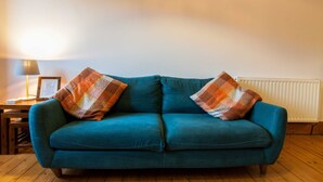 Living area - Spacious Leith Flat For 4 W/ Skyline View (Edinburgh)