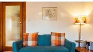 Living area - Spacious Leith Flat For 4 W/ Skyline View (Edinburgh)