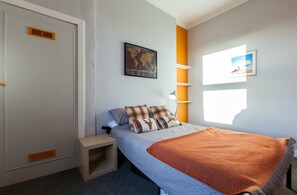 2 bedrooms, iron/ironing board, free WiFi - Spacious Leith Flat For 4 W/ Skyline View (Edinburgh)