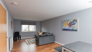 TV - Homely, Hi-tech Modern Flat With Parking and gym (Edinburgh)