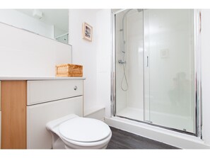 Baignoire et douche séparées, articles de toilette gratuits