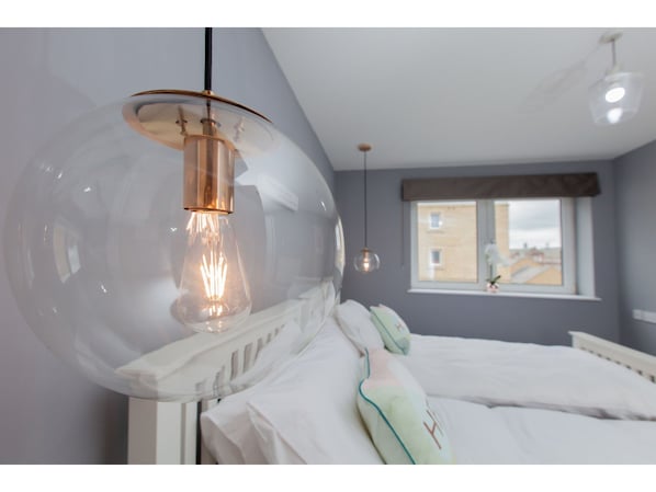 2 bedrooms, free WiFi - Homely, Hi-tech Modern Flat With Parking and gym (Edinburgh)