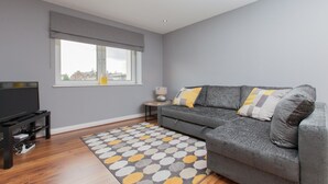 TV - Homely, Hi-tech Modern Flat With Parking and gym (Edinburgh)