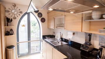 Apartment (1 Bedroom) | Eigene Kochnische