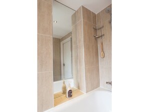 Apartment (1 Bedroom) | Bathroom | Bathtub, free toiletries, hair dryer, towels - Sunny & Charming Flat for 2 in Tranquil Richmond (Richmond)
