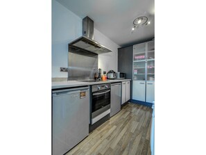 Full-size fridge, microwave, coffee/tea maker, cookware/dishes/utensils - Modern, Spacious 1BR Central Manchester Flat for 2 (Manchester)