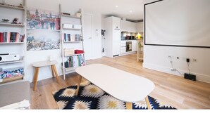 In-room dining - Quiet, Convenient 1BR Flat for 4 in Greenwich (London)