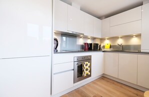 Full-sized fridge, microwave, coffee/tea maker, cookware/dishes/utensils - Quiet, Convenient 1BR Flat for 4 in Greenwich (London)