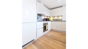 Coffee/tea maker, full-size fridge, microwave, cookware/dishes/utensils - Quiet, Convenient 1BR Flat for 4 in Greenwich (London)