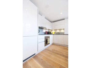 Kjøleskap, mikrobølgeovn, kaffetrakter/tekoker og kjøkkenutstyr