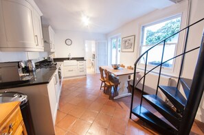 Kjøleskap, kaffetrakter/tekoker og kjøkkenutstyr