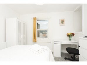 3 bedrooms, desk, free WiFi - Newly Refurbished House in Bath - Sleeps 3 (Bath)